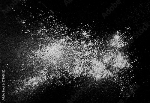 Fotografia White powder isolated on black background, top view with clipping path