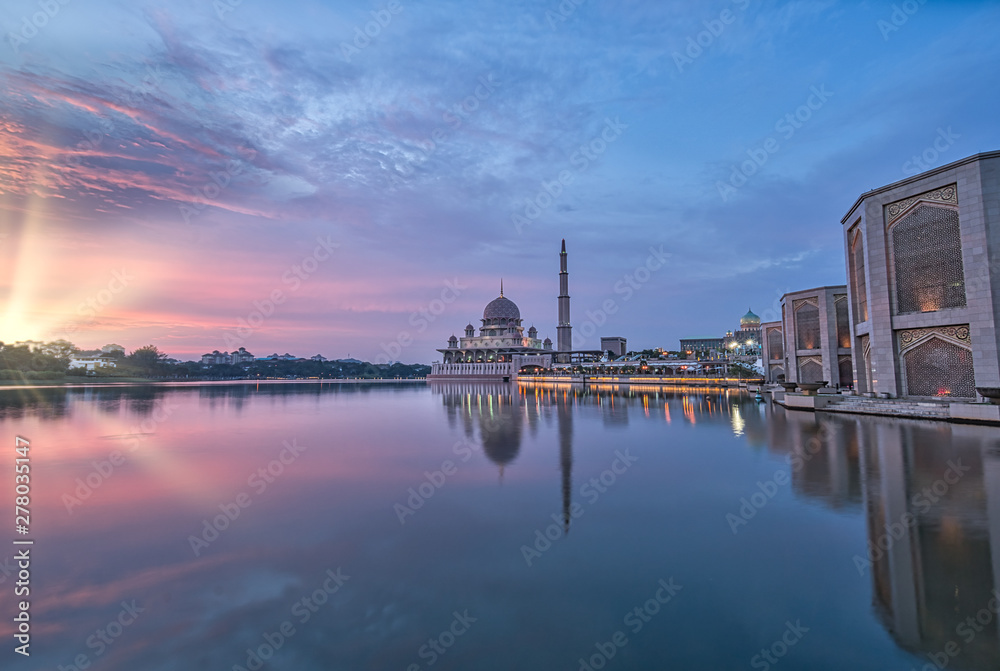 Naklejka premium Selangor, Malaysia, June 18, 2019 : Silhouettes view of sunset at Putra Mosque or Masjid Putra Putrajaya Malaysia during haze and bad weather. Selective focus