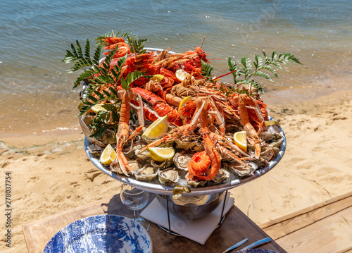 CAP FERRET (France), plateau de fruits de mer au bord du Bassin d'Arcachon photo