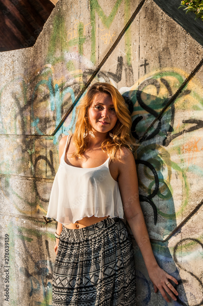 Naklejka premium ragazza bionda