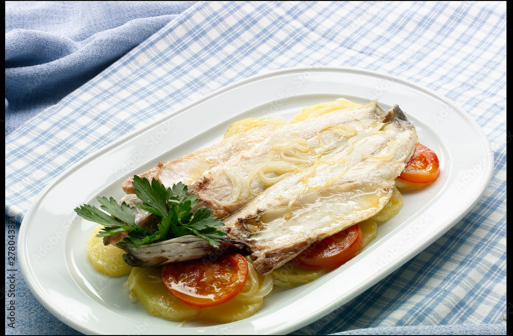 Lenguado a la plancha con verduras, vista cenital. Grilled sole with vegetables, overhead view. Lenguado a la plancha con verduras, vista cenital. Grilled sole with vegetables, overhead view.