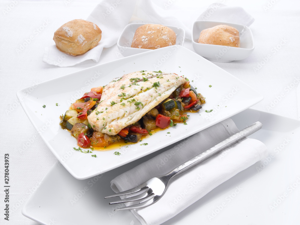 Bacalao con verduras y pan. Cod with vegetables and bread.