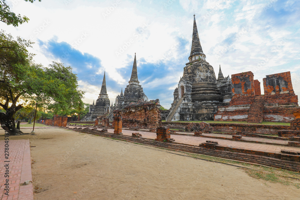 Fototapeta premium Ayutthaya historical park covers the ruins of the old city of Ayutthaya, Wat phra si sanphet.
