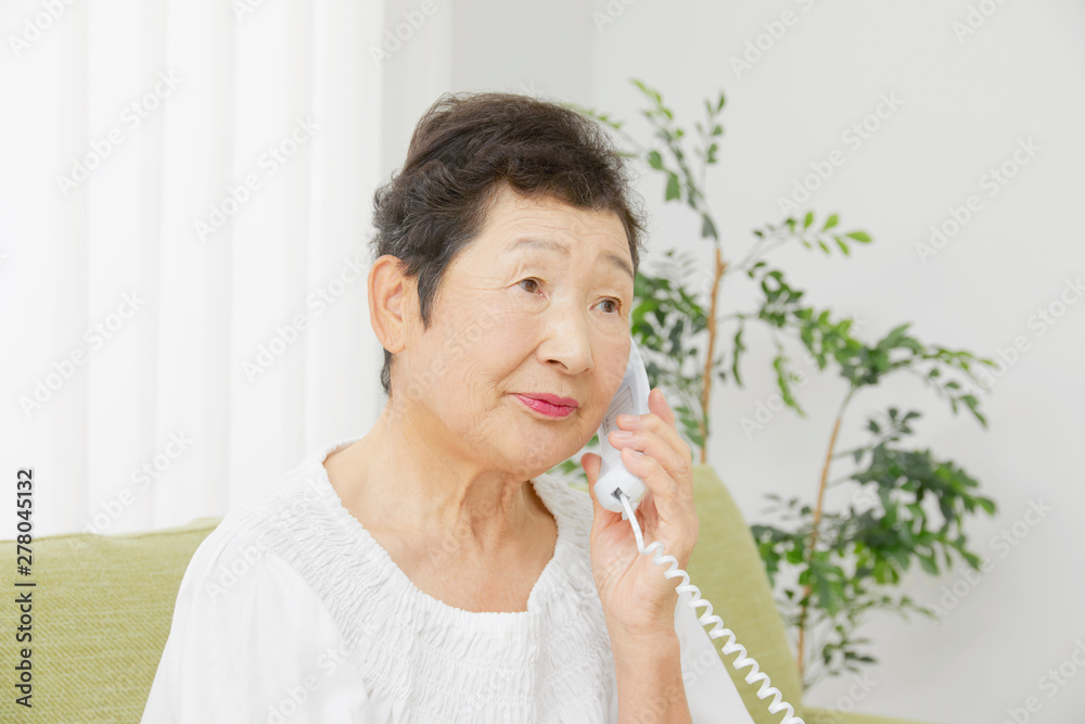 女性 お年寄り 電話 女性 お年寄り 電話