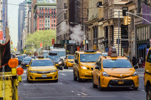Obraz na plátně Street view of medallion yellow cabs in Manhattan New York
