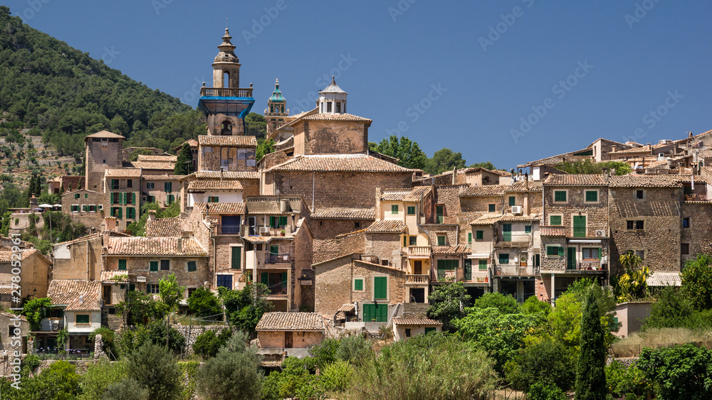 Bergdorf Valldemossa auf Mallorca sonnig entzerrt