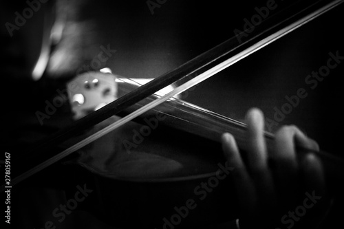 Fotografia Close-up shot little girl playing violin orchestra instrumental with dark tone a