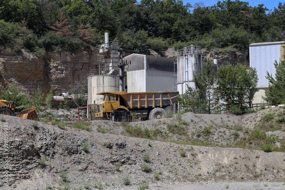 Mining sand and gravel in an industrial quarry