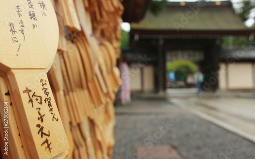 滋賀県、多賀大社のお多賀杓子の絵馬と神門が見える風景
