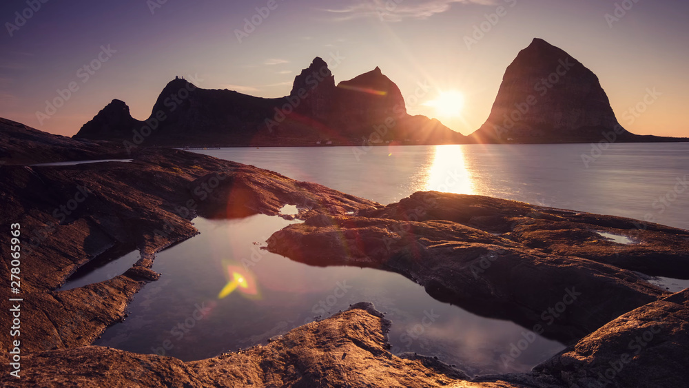 Fototapeta premium sunset mountains in the background