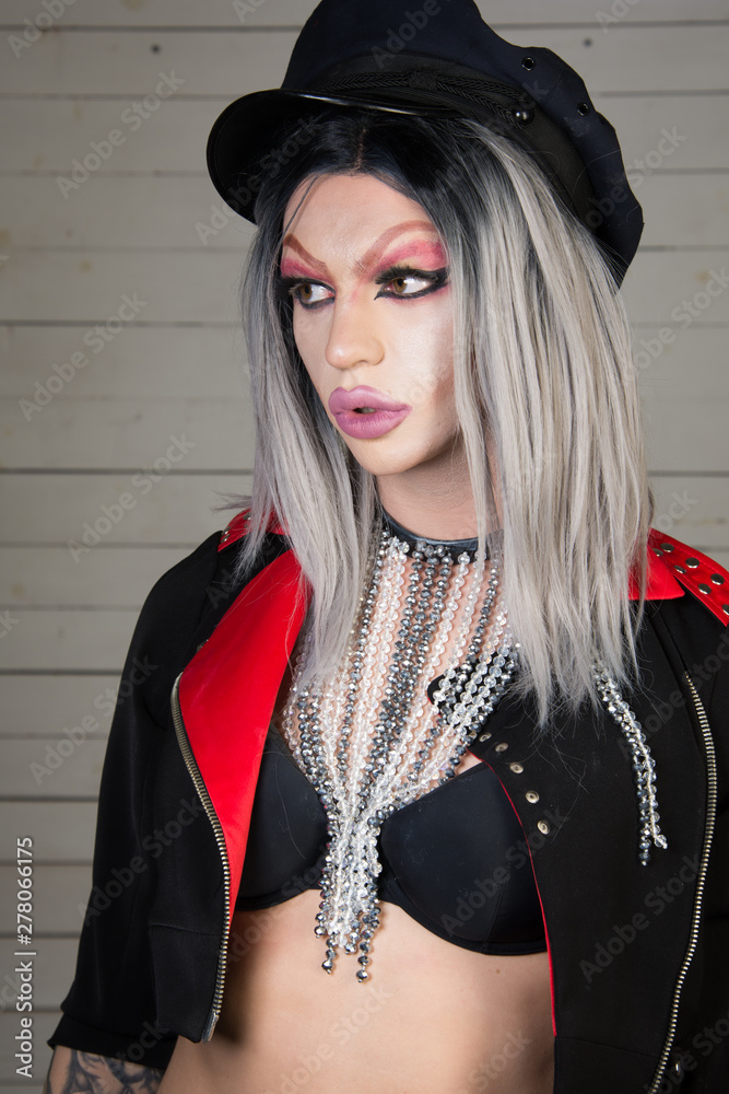 Apropiado el estudio imán Sexy drag queen. Crime and Punishment. foto de Stock | Adobe Stock