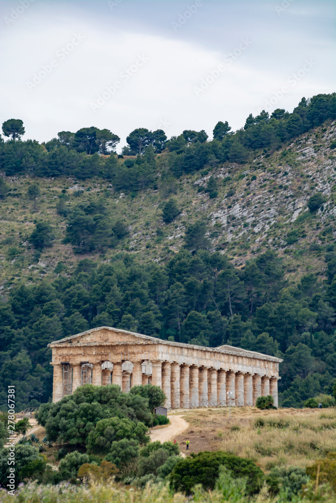 Fototapeta premium Old Greek Doric temple of Segesta, Sicily, Italy
