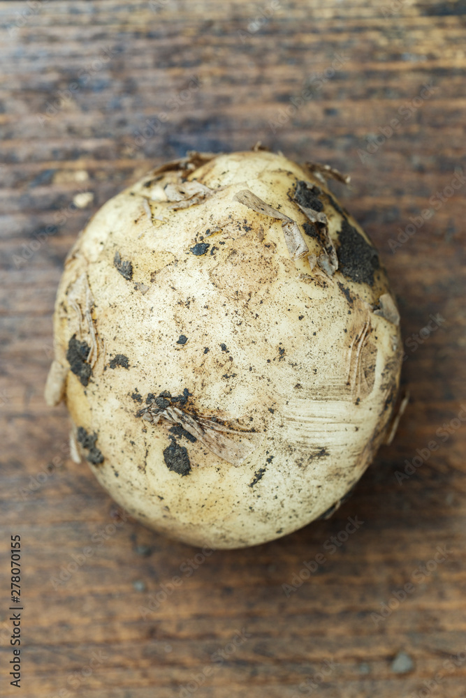 Obraz premium Young potatoes on a board