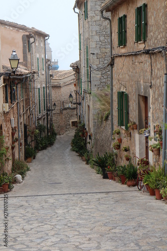 Fototapeta Naklejka Na Ścianę i Meble -  Narrow street in Valldemossa, West Coast, Mallorca, Spain