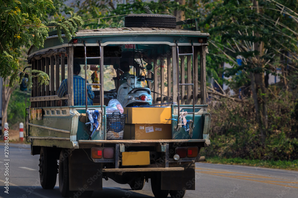 Transporter  mit viel Ladung auf einer Straße in Thailand