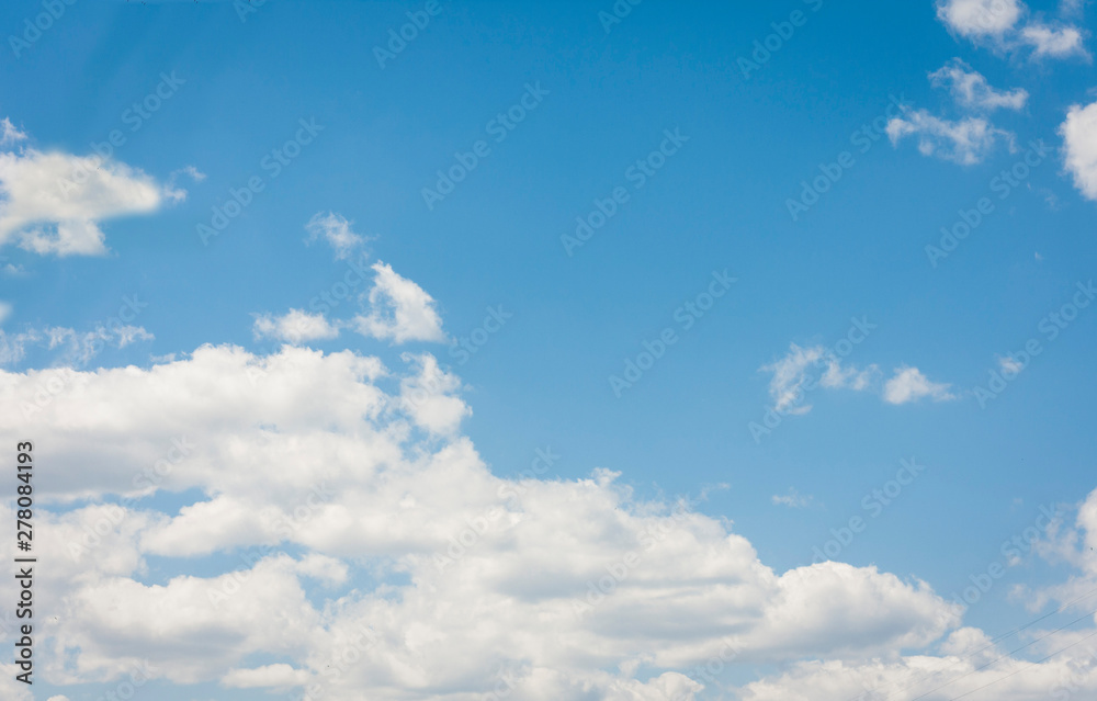 Fototapeta premium Beautiful natural blue sky background with clouds in sunny day.