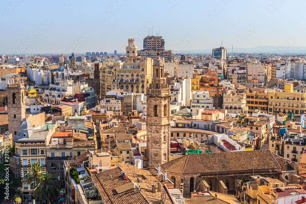 Blick über die historische Altstadt von Valencia, Spanien, in der Mitte Kirche Santa Catalina und Plaza Redonda