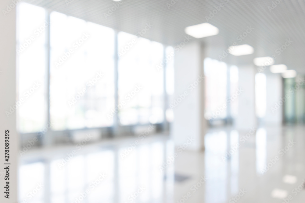Fototapeta premium Blurred defocused bokeh background of exhibition hall or convention center hallway. Business trade show modern white interior architecture. Abstract blur modern business office background