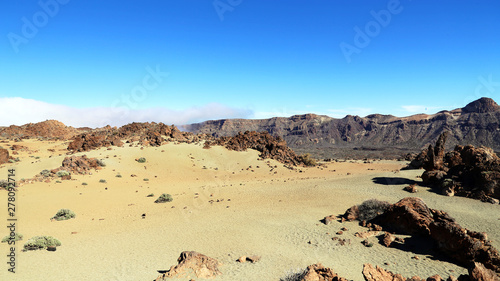 Hermoso desierto y montañas