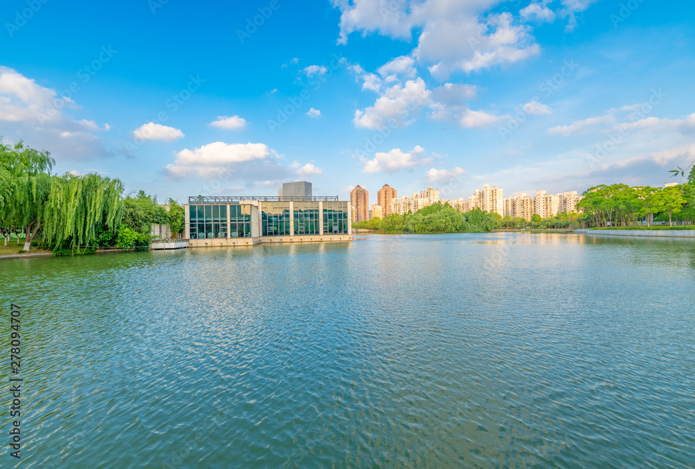 Obraz premium Lakeside Cityview, Daning Tulip Park, Shanghai, China