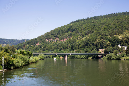 blick auf die brücke über dem neckar in der Nähe von Heidelberg Deutschland fotografiert während einer Schiffsrundfahrt auf dem Neckar bei Sonnenschein