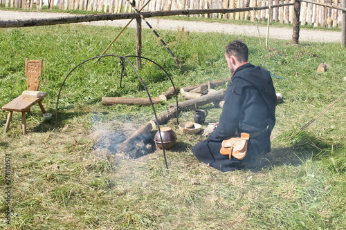 Grunwald - mnich przy ognisku