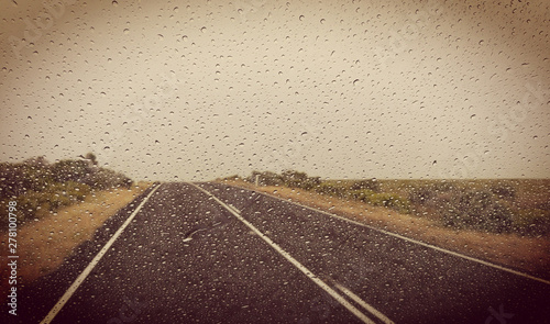Regentropfen auf der Windschutzscheibe bei der Fahrt auf der Great Ocean Road in Victoria Australien