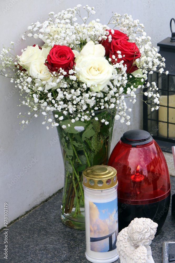 Am Friedhof, Grabpflege, Grabschmuck, ein Blumenstrauß und eine