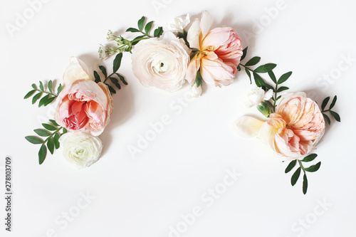 Fotografia Decorative wreath, floral garland, composition with pink English roses, ranunculus and green leaves on white table background