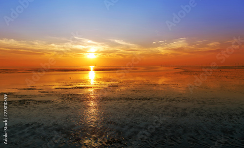 Sonnenuntergang über dem Weltnaturerbe Wattenmeer bei Bremerhaven an der Nordseeküste