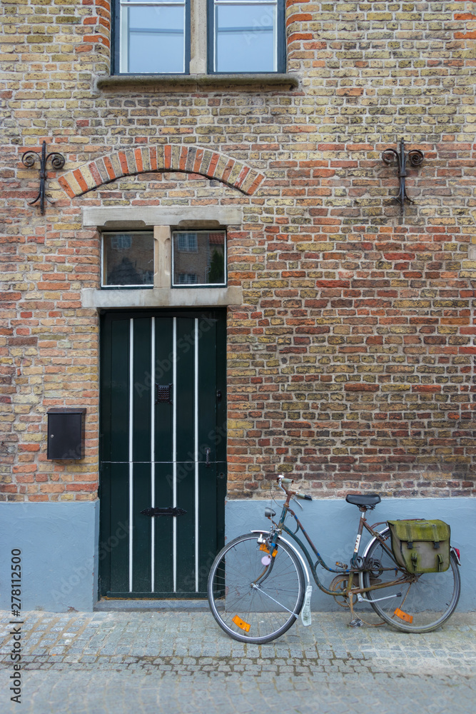 Fahrrad vor einem alten Haus in Brügge, Belgien