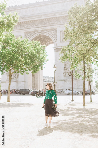 tourist tour sights paris woman ladies handbag smartphone © yuriy