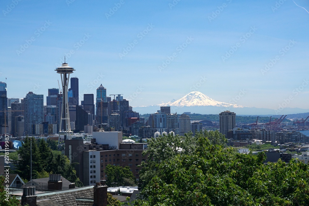 Seattle skyline with Mt Rainier in the background