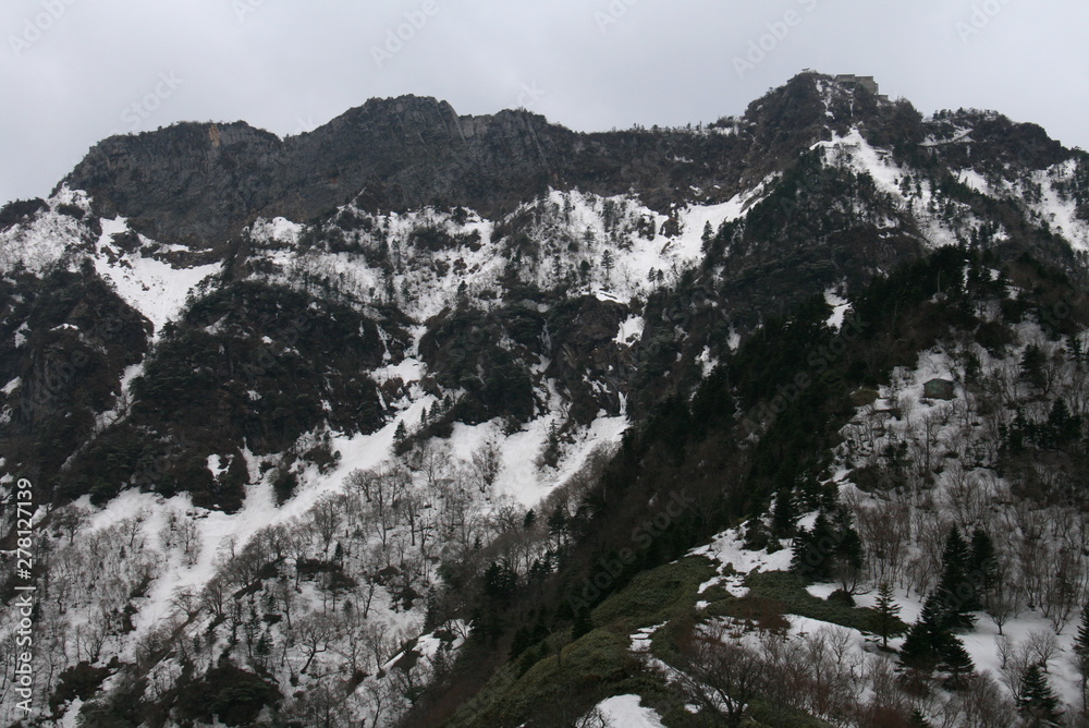 Obraz premium 四国石鎚山 残雪の石鎚山 春山