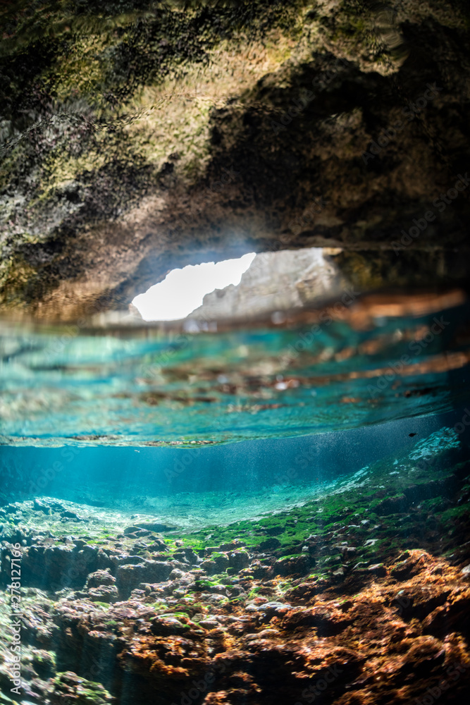 Rays of light into the underwater cave