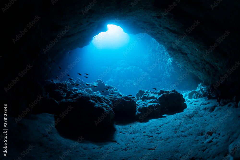 Underwater cave - obrazy, fototapety, plakaty 