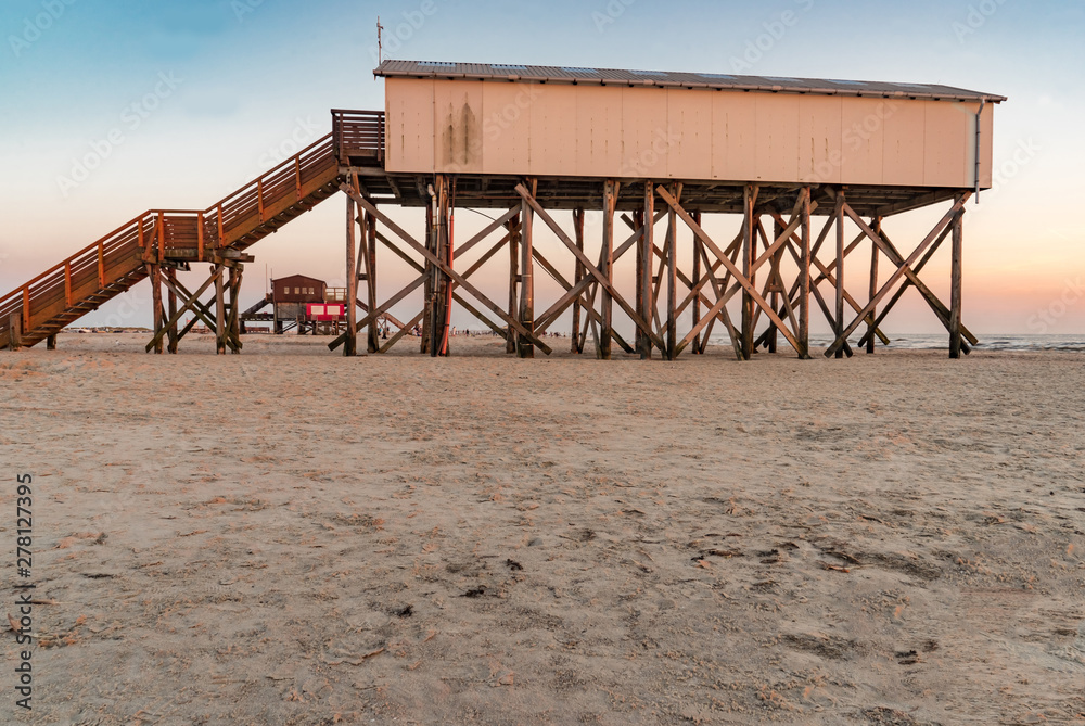 Stelzenholzbau auf den Strand, im Abendlicht Stelzenholzbau auf den Strand, im Abendlicht
