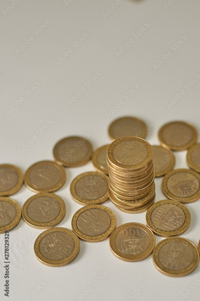 Dinero chileno monedas de cien pesos Dinero chileno monedas de cien pesos