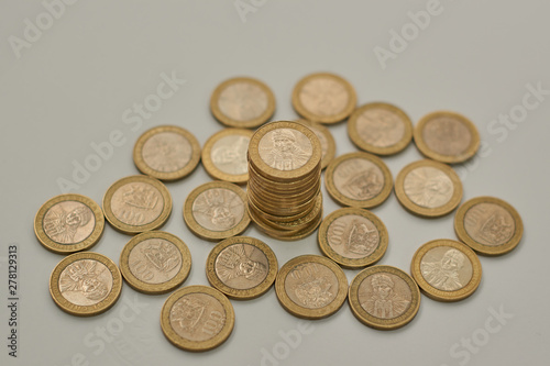 Dinero chileno monedas de cien pesos