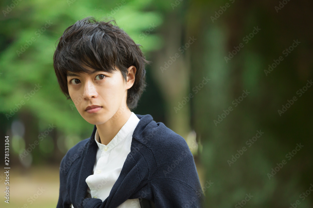 20代男性 ポートレート 見つめる 20代男性 ポートレート 見つめる