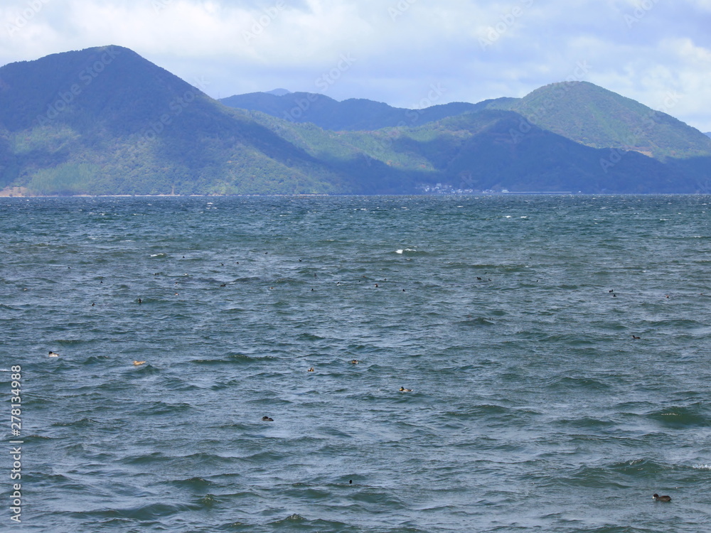 琵琶湖と山の風景