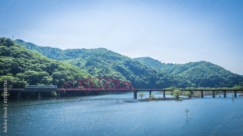 Obraz premium railroad bridge 錦秋湖