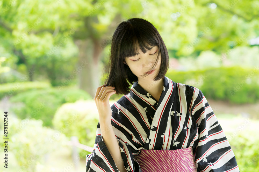 浴衣の女性 うつむく Stock 写真 Adobe Stock