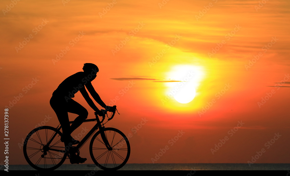 Obraz premium Silhouette Cycling on blurry sunrise sky background.