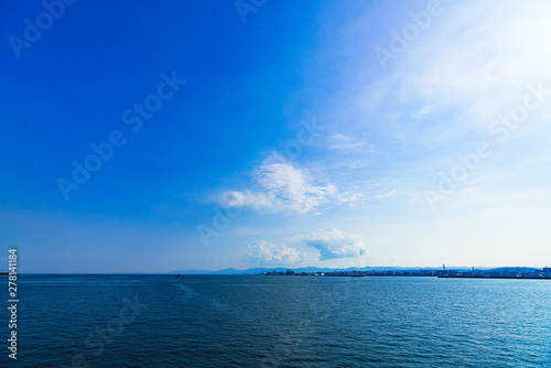 [鹿児島市] 初夏の快晴の空の下，錦江湾から鹿児島市内を望む