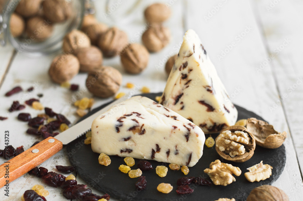 Cheese with cranberry served with walnut, dried cranberry and yellow raisin Cheese with cranberry served with walnut, dried cranberry and yellow raisin