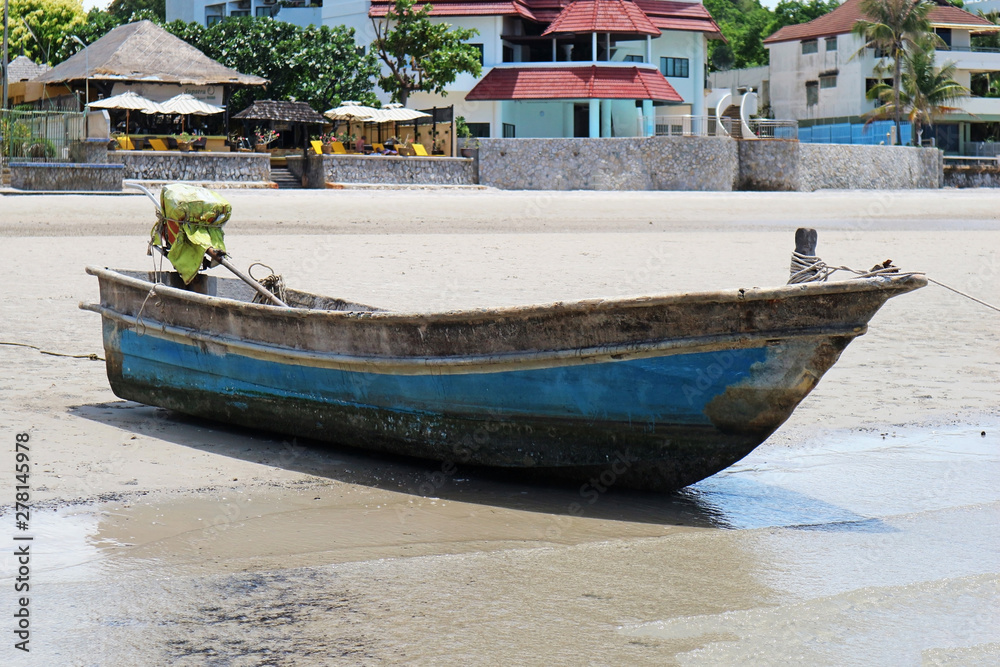 Obraz premium Old Fishing Boat on the Beach 