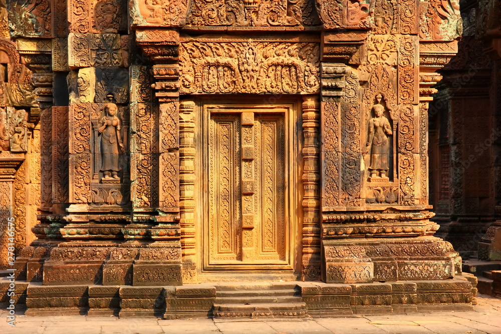 Banteay Srei Siem Reap Castle, Cambodia is one of the most beautiful and beautiful castles. Construction of pink sandstone Carved into patterns related to Hinduism, Brahminism