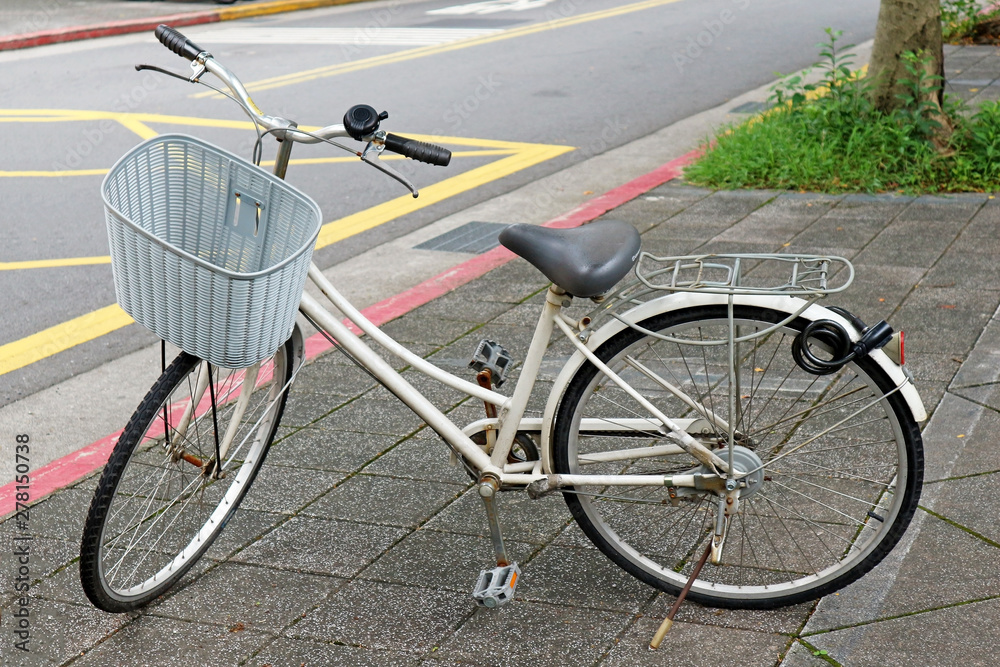 Obraz premium Vintage White Bicycle Parking on the Pathway