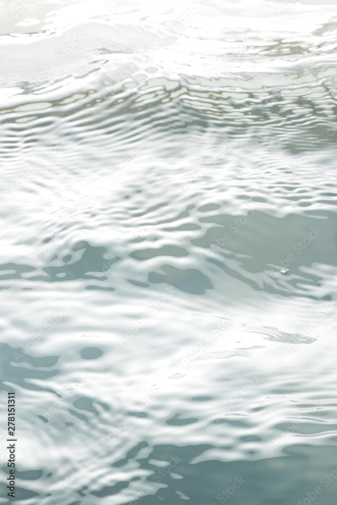 Naklejka premium Reflejos de luz en el agua